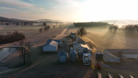 Amerikanischer-Familienbauernhof-Im-Wintersonnenaufgang-Mit-Nebel