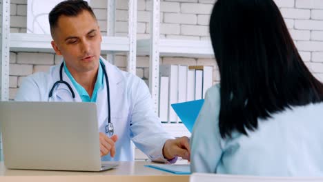 médico en uniforme profesional examinando al paciente en el hospital