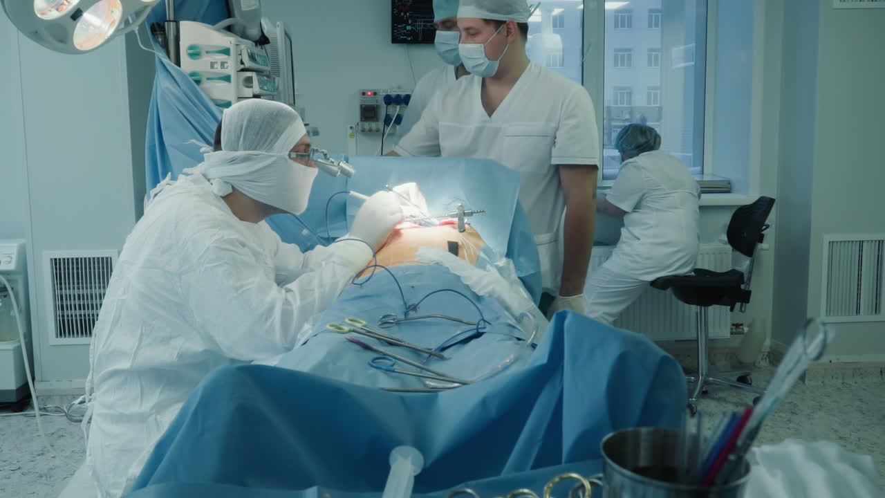 cardiólogo realiza cirugía cardíaca en la clínica. cirujano de cardiología con trabajo en equipo profesional en cirugía de bypass arterial en el hospital. cuidado del corazón