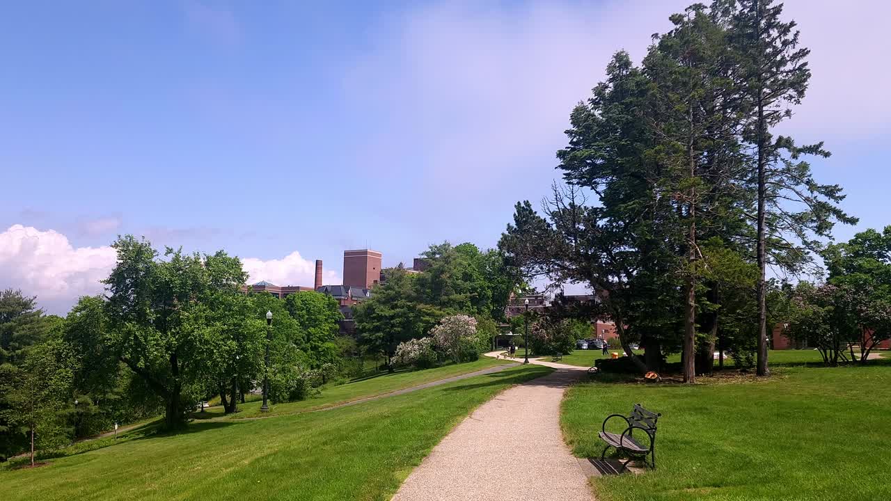 una vista más larga del centro médico de maine desde el paseo marítimo occidental de portland, maine