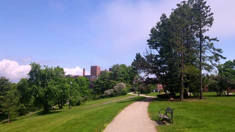 Una-Vista-Más-Amplia-Del-Centro-Médico-De-Maine-Desde-El-Paseo-Marítimo-Occidental-De-Portland,-Maine