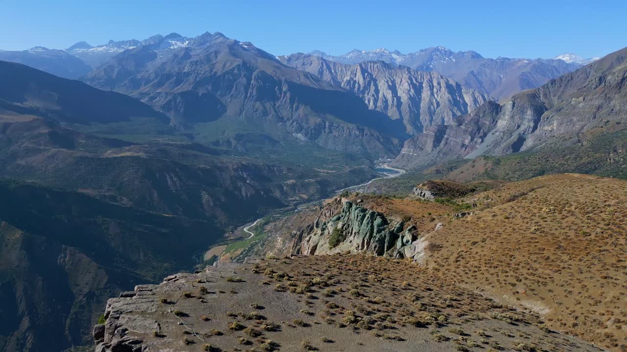 Vorwärtsbewegung enthüllt alpinen Hang mit Bergkette. Mirador de los Condores, Santiago, Chile