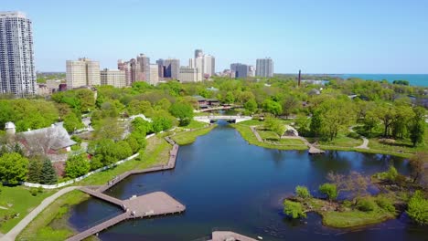 Hermosa-Toma-Aérea-De-Parques-A-Lo-Largo-De-Lakeshore-Avenue-En-El-Centro-De-Chicago