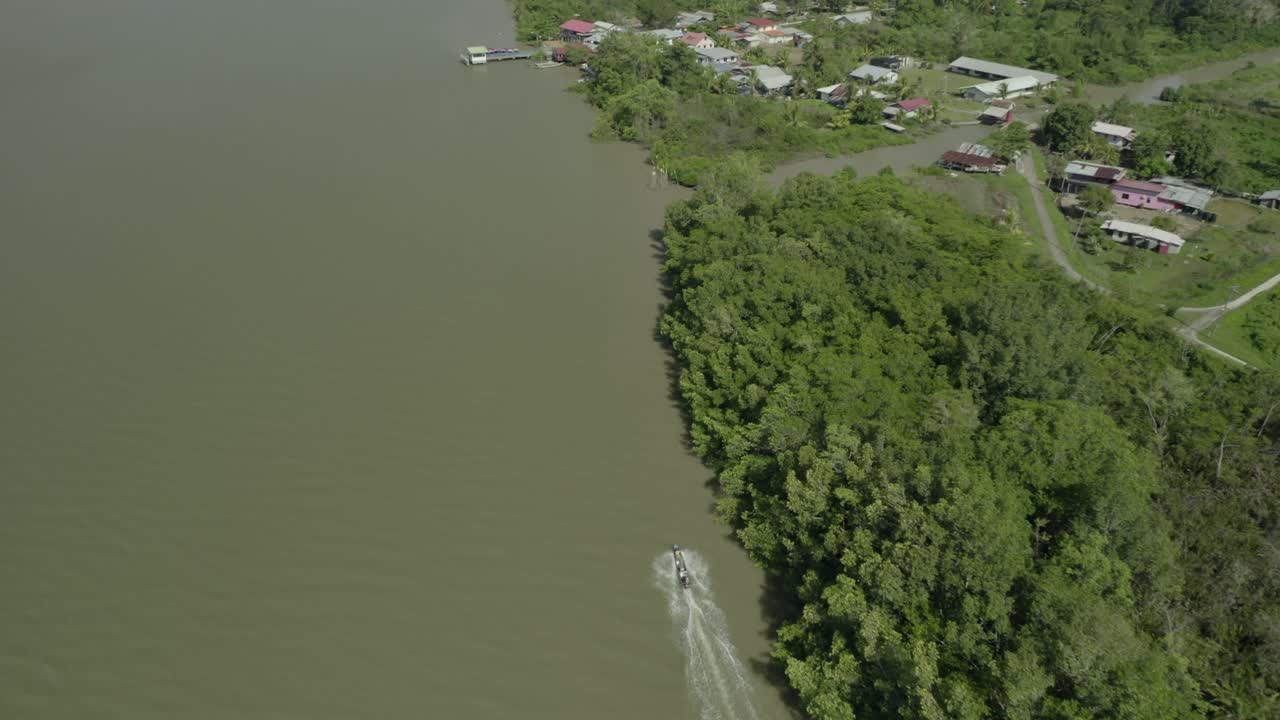 un barco que ingresa al canal de agua lineal en el medio del pueblo desde el río contiguo