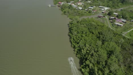 Ein-Schiff,-Das-Vom-Angrenzenden-Fluss-In-Den-Linearen-Wasserkanal-In-Der-Mitte-Des-Dorfes-Einfährt