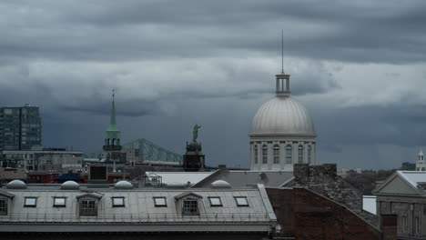 Lapso-De-Tiempo---Una-Tormenta-Rodando-Por-El-Viejo-Montreal-Y-Hacia-La-Noche