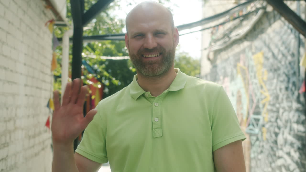 hombre sonriente al aire libre