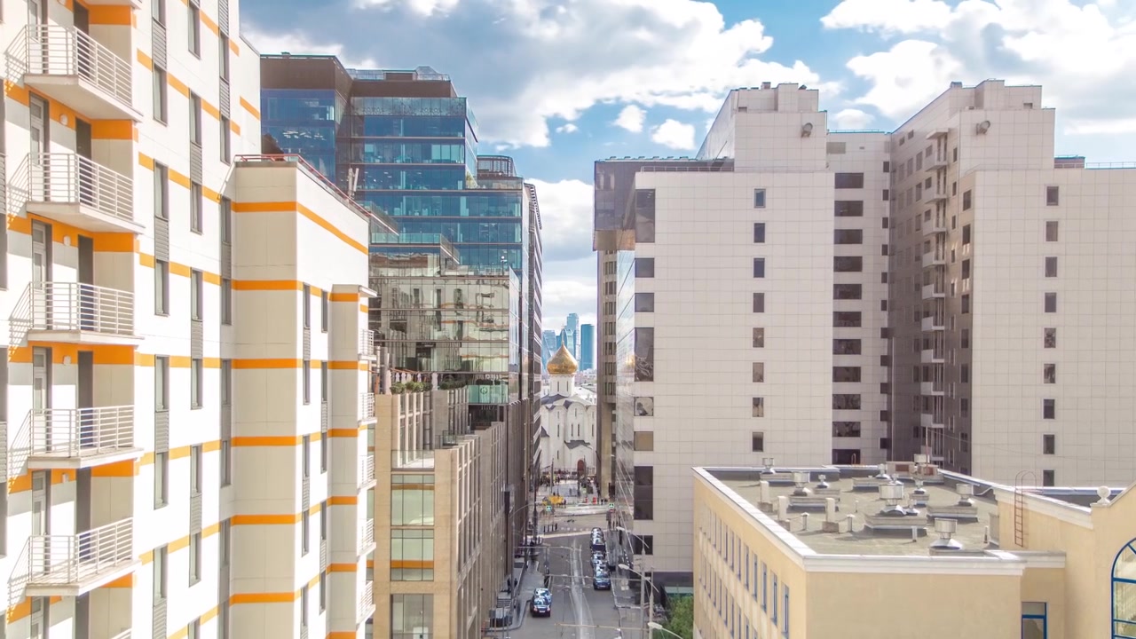 Timelapse do Templo de São Nicolau em Tverskaya Zastava, entre edifícios de escritórios, visto de um telhado em Moscou, Rússia. Arranha-céus ao fundo. Vista aérea superior em um dia de verão.