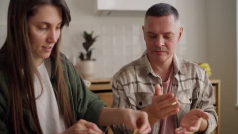 una pareja cocinando juntos.