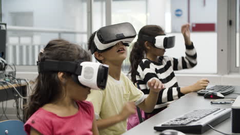 niños multiétnicos que usan auriculares vr en el aula