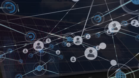 Animation-Eines-Netzwerks-Aus-Verbundenen-Solarmodulen-Und-Dunklem-Hintergrund