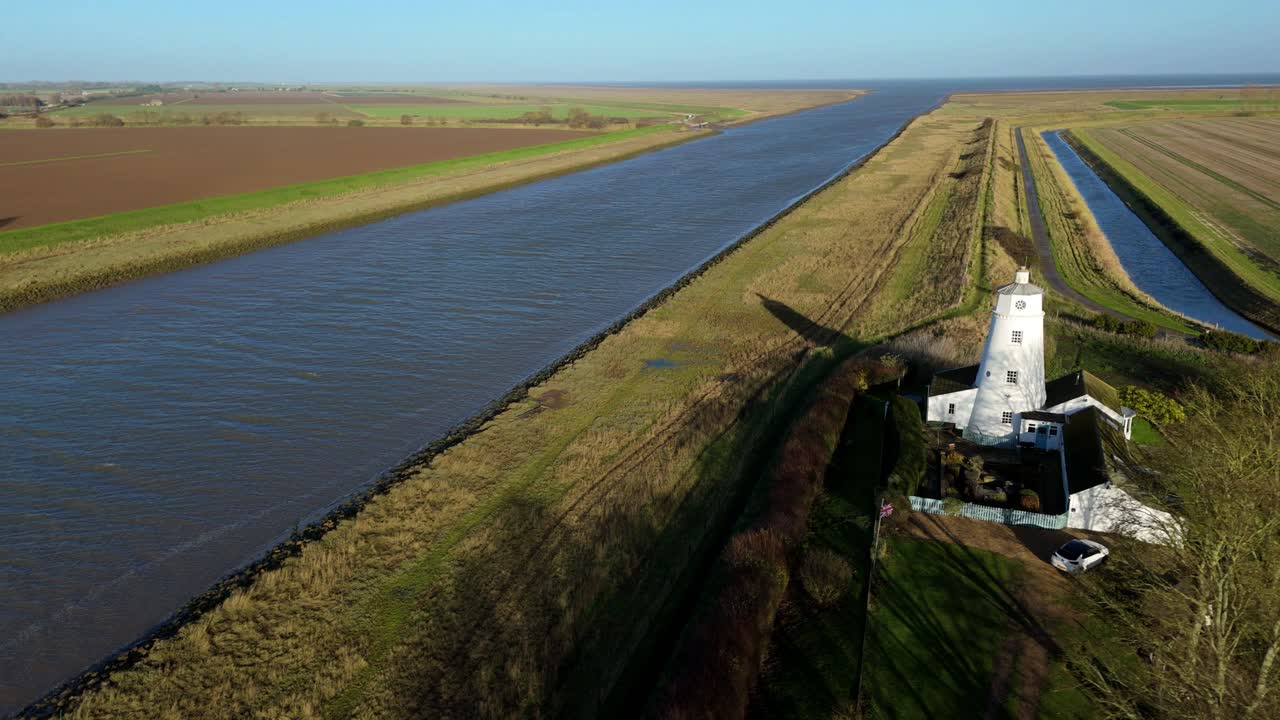 Bredt droneperspektiv af det ikoniske fyrtårn og River Nene-mundingen på en solrig vinterdag