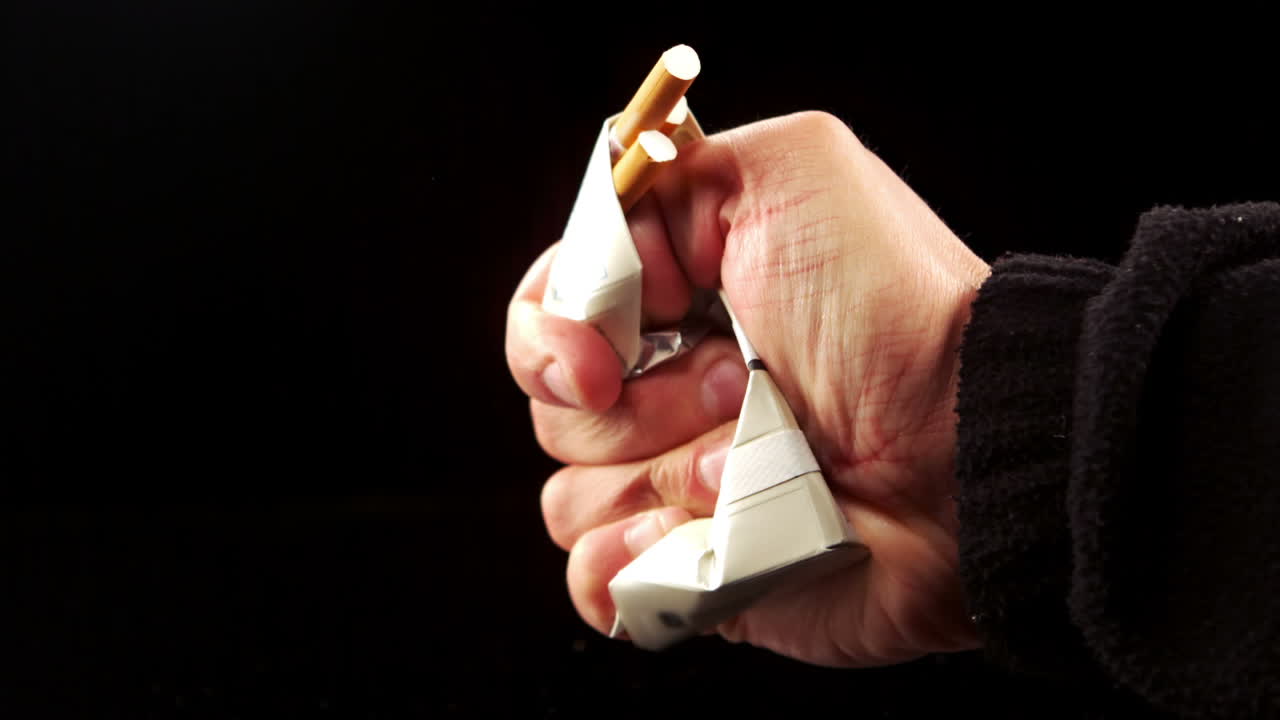 담배 한 봉투 를 손 으로 는 것