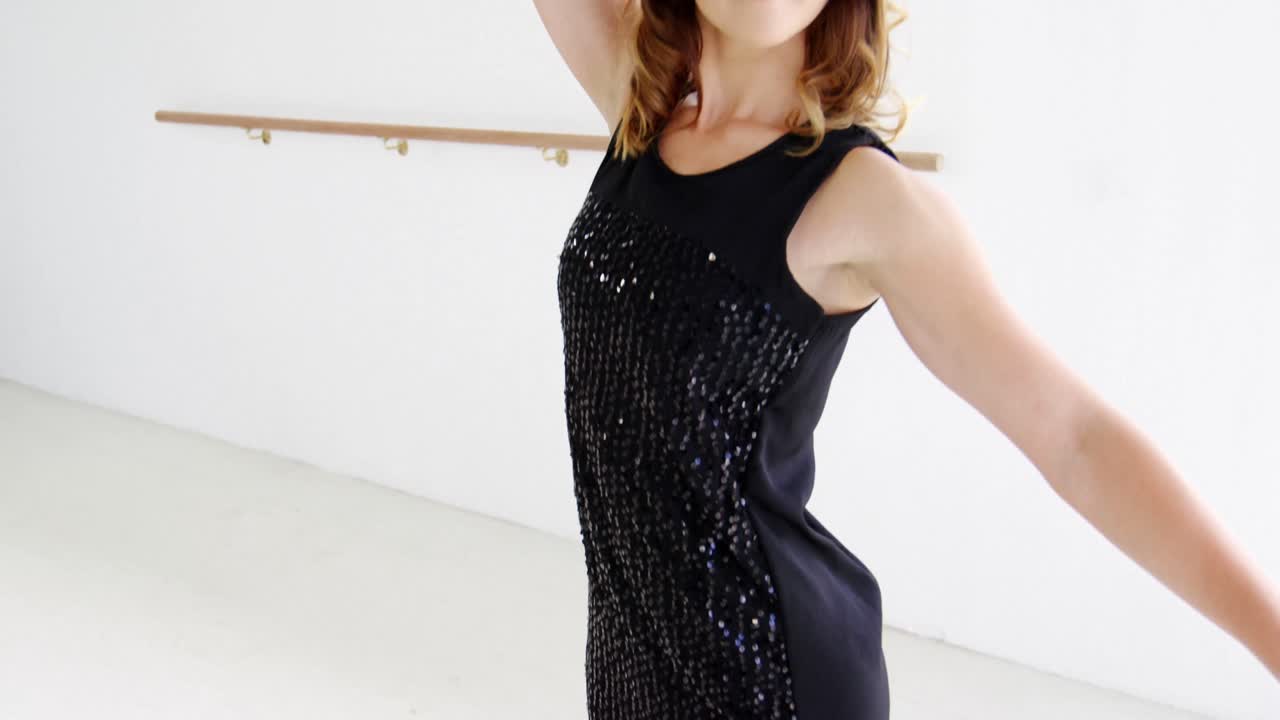 현대 무용을 연습하는 댄서