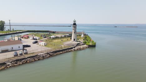 Buffalo,-New-Yorker-Hauptleuchtturm-Drohnenvideo-Beim-Wegfahren