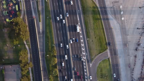 Rotierende-Drohne-Pov-über-Autos-Und-Lastwagen,-Die-Auf-Der-Allgemeinen-Paz-autobahn-In-Buenos-Aires,-Argentinien,-Fahren