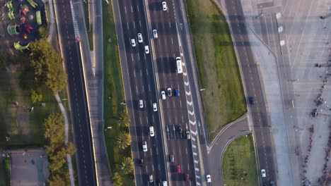 drone giratorio pov sobre automóviles y camiones que conducen por la autopista general paz en buenos aires, argentina
