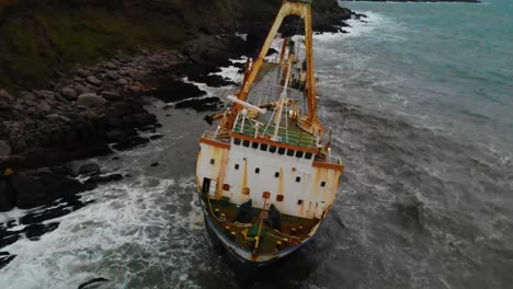 Naufragio-En-Una-Bahía,-Barco-Fantasma-Abandonado