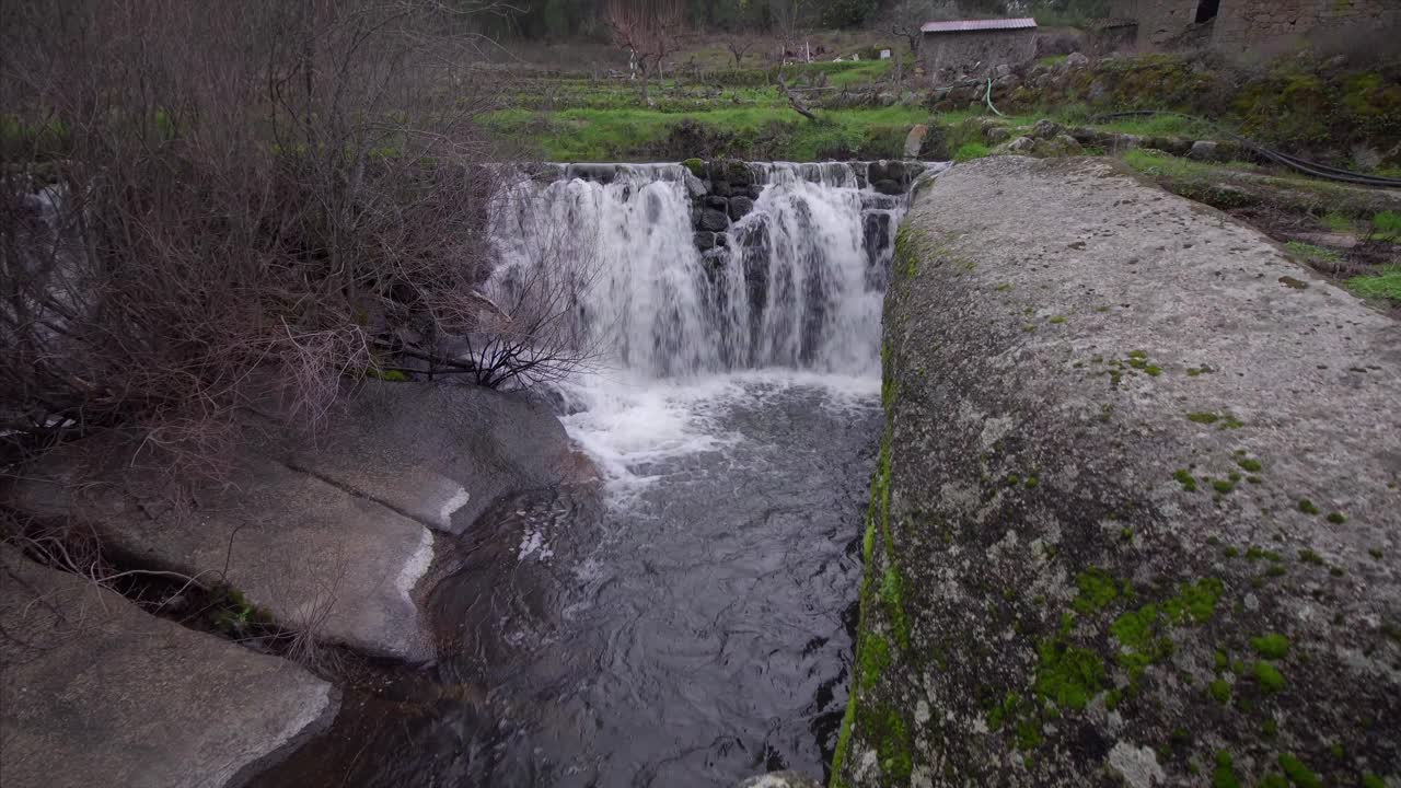el movimiento de la cámara revela una cascada