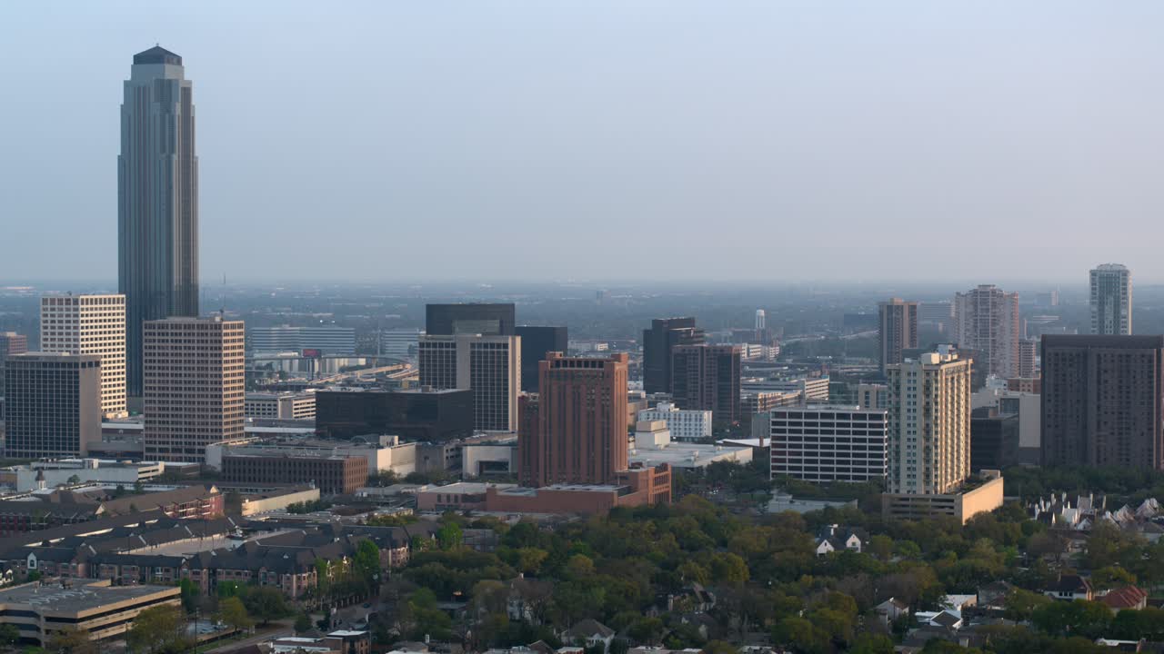 Ripresa aerea introduttiva con drone della zona Uptown di Houston sud-ovest, conosciuta anche come zona Galleria.