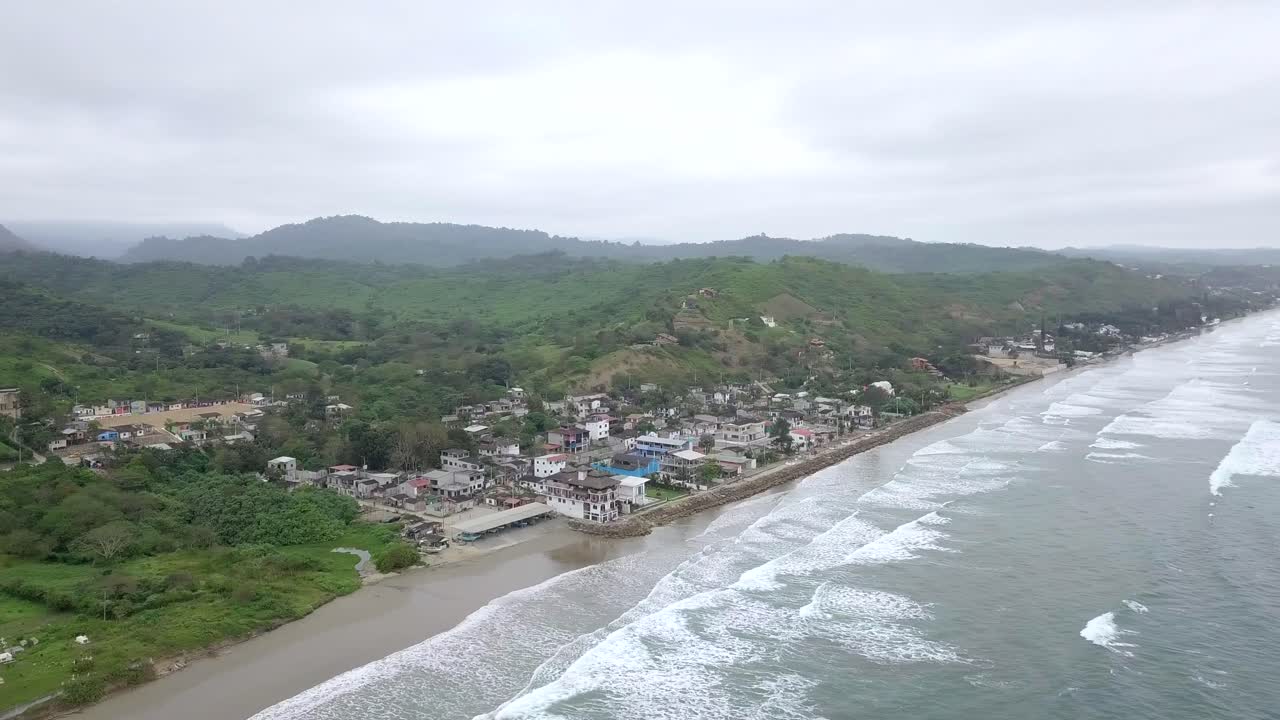 vista aérea de drones de olas salpicando en la orilla de la playa de olon en ecuador