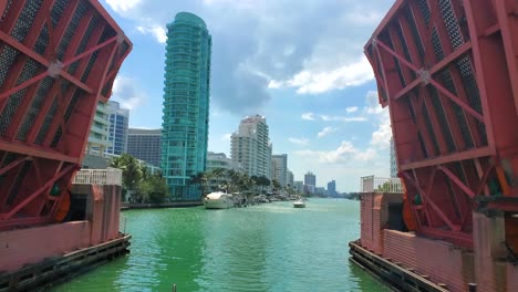 Toma-En-Movimiento-De-4k-Pasando-Por-Debajo-Del-Puente-Levadizo-En-Miami