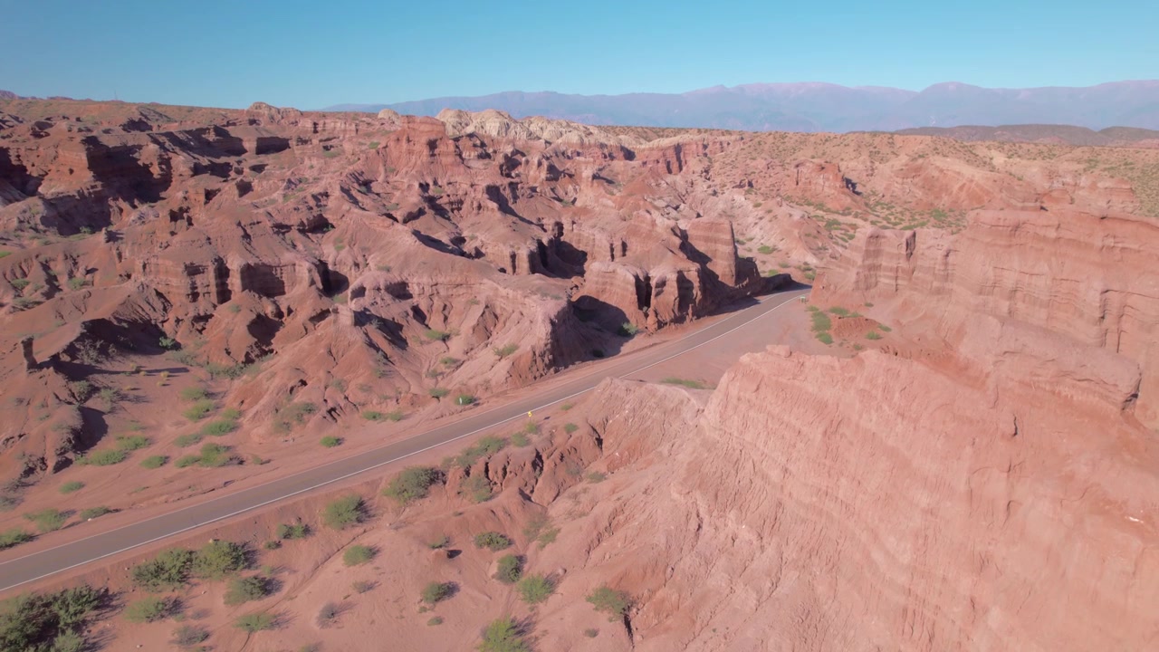 Vista aerea con drone 4K di Las Ventanas a Cafayate, Salta, Argentina. Formazioni rocciose rosse uniche con aperture naturali modellate dall'erosione nel drammatico paesaggio della Quebrada de las Conchas.