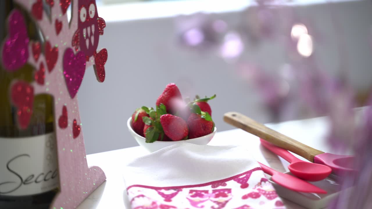 발렌타인 데이 축제를 위해 와인 병에서 신선한 딸기까지 는 것