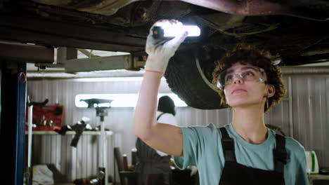 mujer inspeccionando automóvil