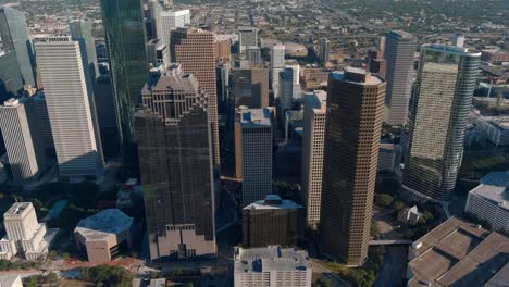 Vista-De-Drones-De-Rascacielos-En-El-área-Del-Centro-De-Houston