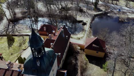 vista aérea del castillo de lielstraupe en el pueblo de straupe, vidzeme, letonia