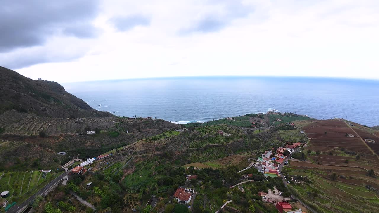 Vista aerea spettacolare del paesaggio di Tigaiga, con l'oceano sullo sfondo a Tenerife