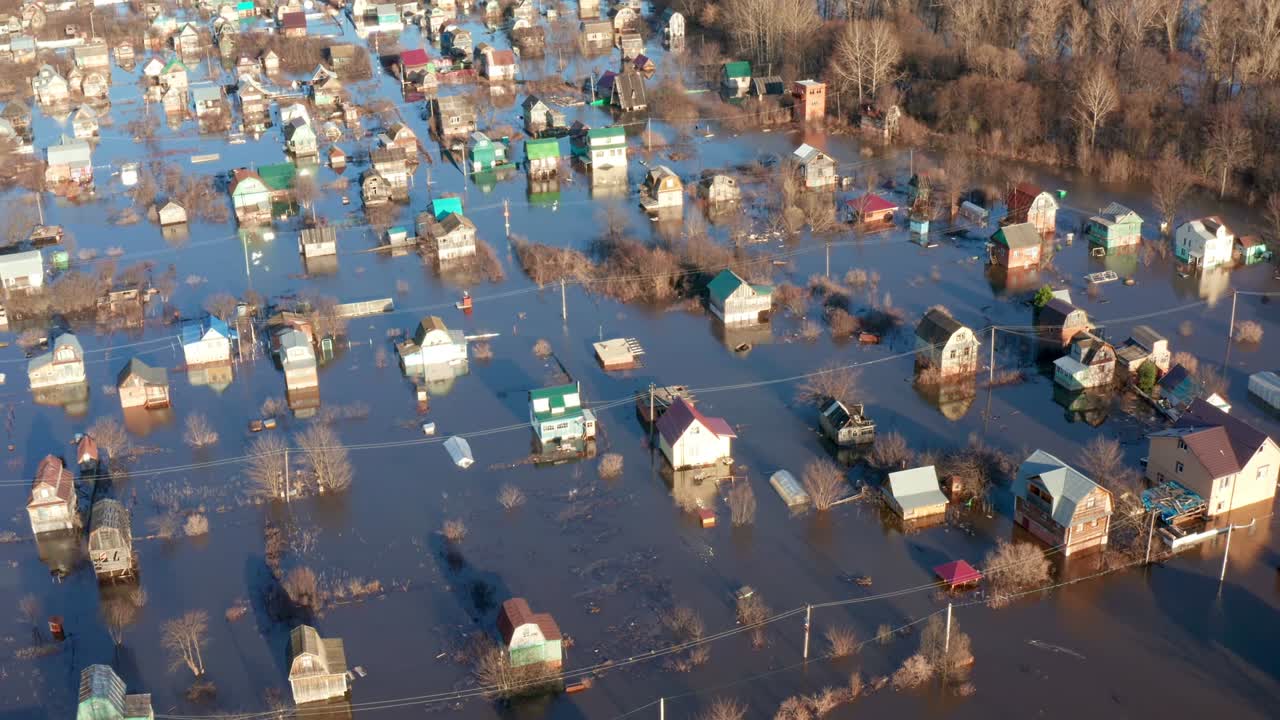 대홍수의 공중 영상, 집과 도로가 물에 잠겼고, 더러운 물이 가득한 강은 강우로 인해 강변을 넘겼다.