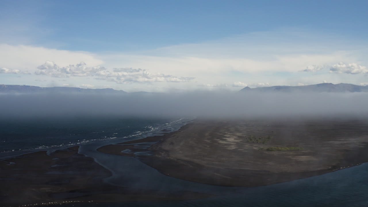 antena - hermosa costa en hvitserkur, vatnsnes, islandia, toma ancha hacia adelante