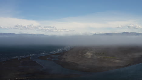 Antena---Hermosa-Costa-En-Hvitserkur,-Vatnsnes,-Islandia,-Toma-Ancha-Hacia-Adelante