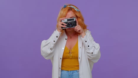 Mujer-Fotógrafa-Turística-Tomando-Fotos-Con-Una-Cámara-Retro-Y-Sonriendo,-Vacaciones-De-Viaje-De-Verano