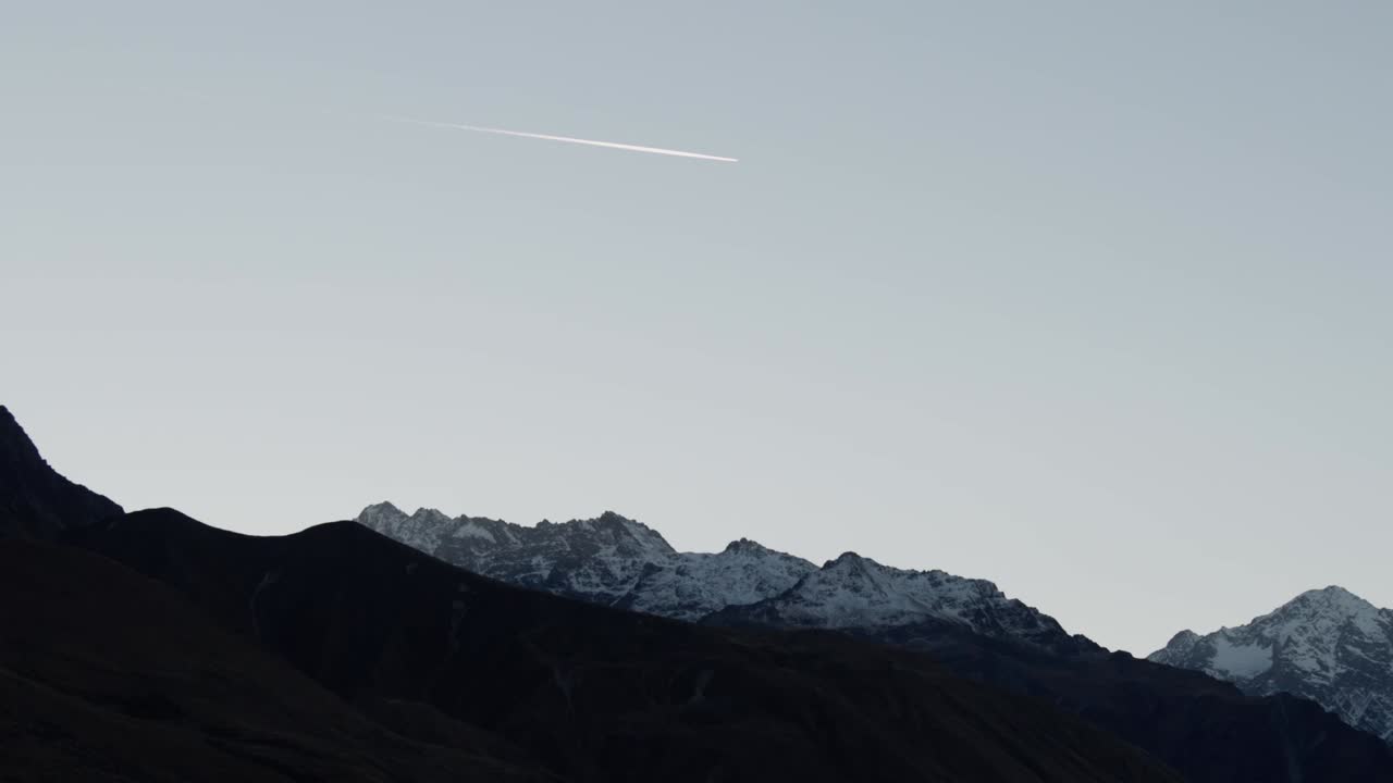 산에서 일몰 동안 산들과 뉴질랜드 가을 시즌 풍경