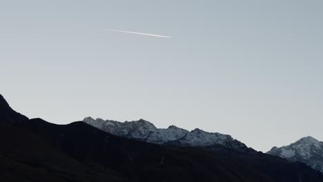 paisaje de la temporada de otoño de nueva zelanda con montañas durante la puesta de sol en mt