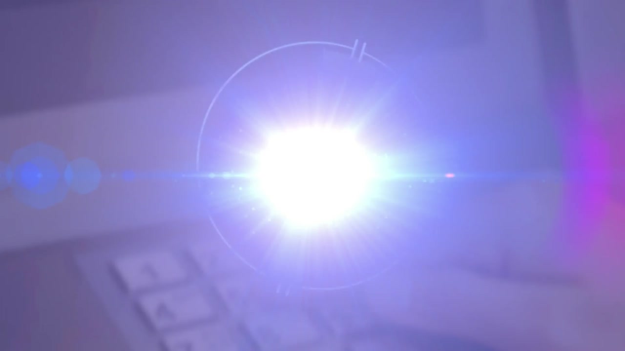 움직이는 스포트라이트와 원형 안전 잠금의 애니메이션이 숫자 키패드에서 손 위로 회전합니다.