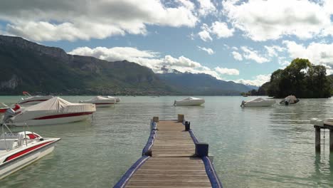 Muelle-De-Madera-Cerca-Del-Lago-De-Annecy