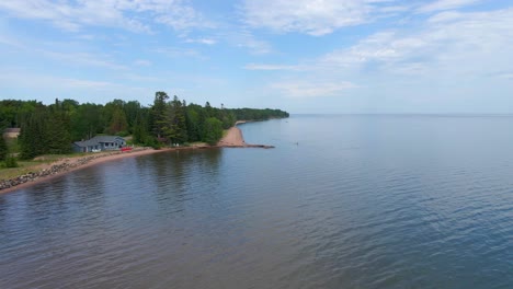 Vista-Aérea-De-Madeline-Island-Wisconsin-En-La-Isla-Apostole-Cerca-De-Bayfield,-Casa-Junto-Al-Lago-En-El-área-Del-Lago-Superior