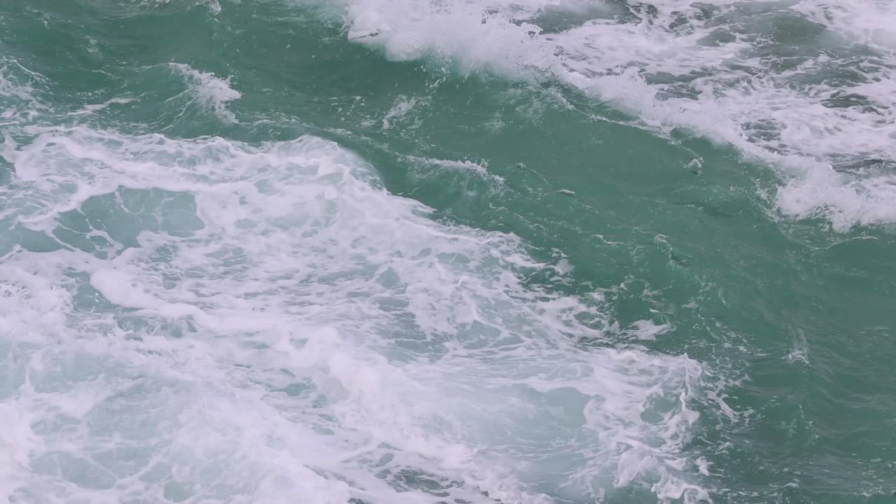 다양한 강도를 가진 역동적인 바다 파도