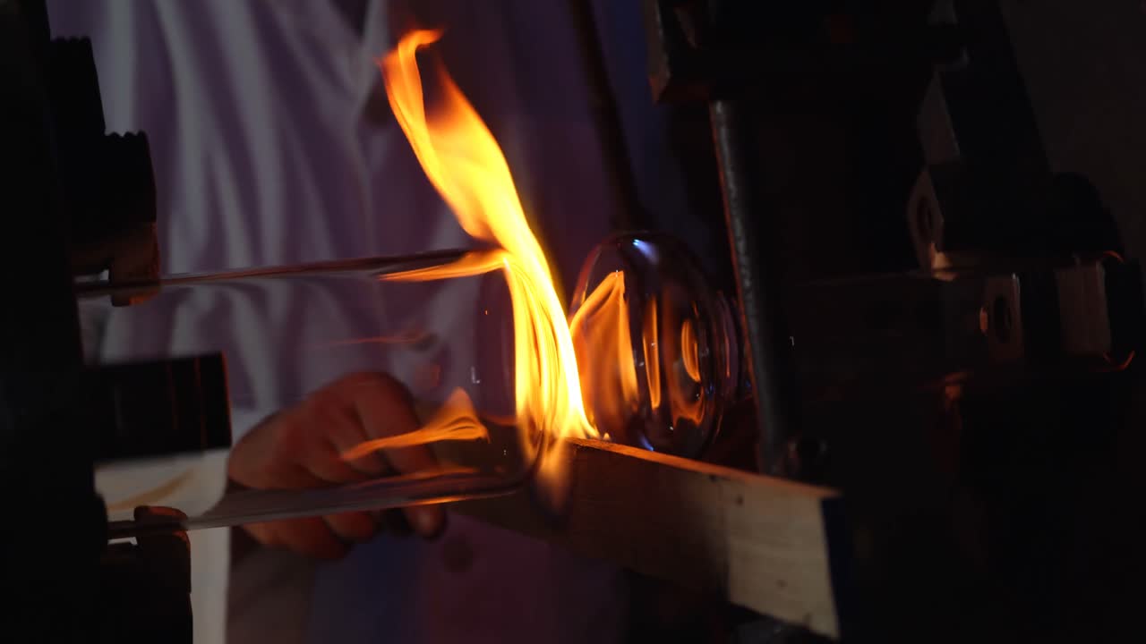 sección media de un trabajador masculino que crea vidrio en una fábrica de vidrio 4k