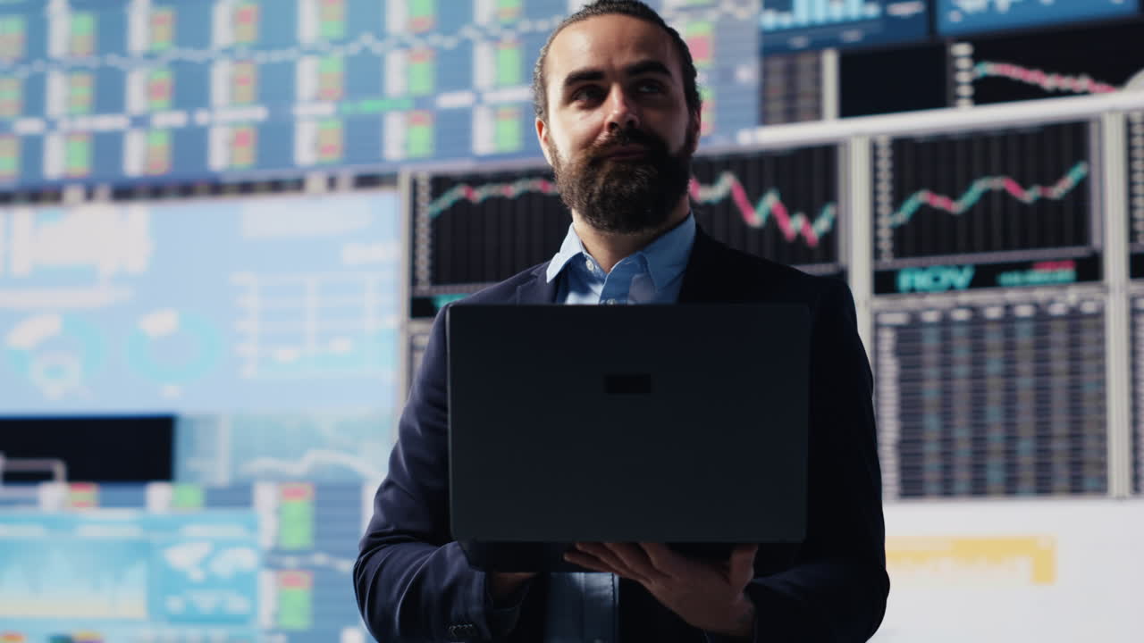 Økonomiekspert gennemgår finansielle data og KPI-dashboards