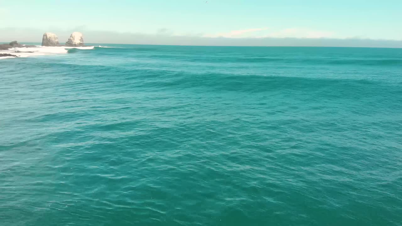 toma aérea de drones volando sobre los surfistas en un día soleado en pichilemu, chile-4k