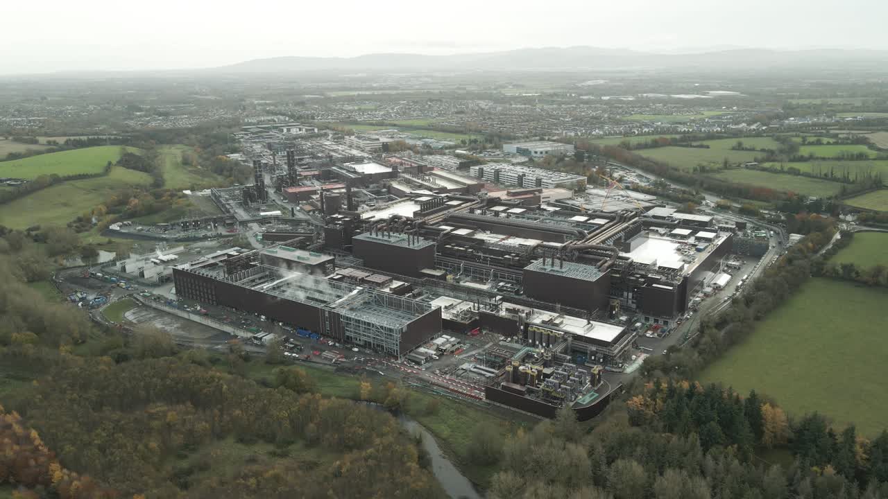 el complejo de fabricación de microprocesadores de intel en leixlip, irlanda, vista aérea