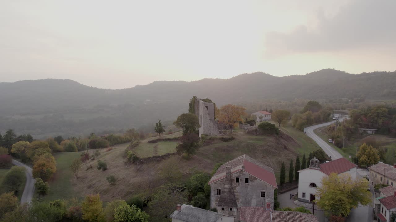 Veduta aerea della città di Cerovlje, siti storici e colline panoramiche al crepuscolo