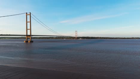 Espectáculo-Aéreo:-Puente-Humber-Bañado-Por-El-Resplandor-Del-Atardecer,-Coches-En-Movimiento-Rítmico