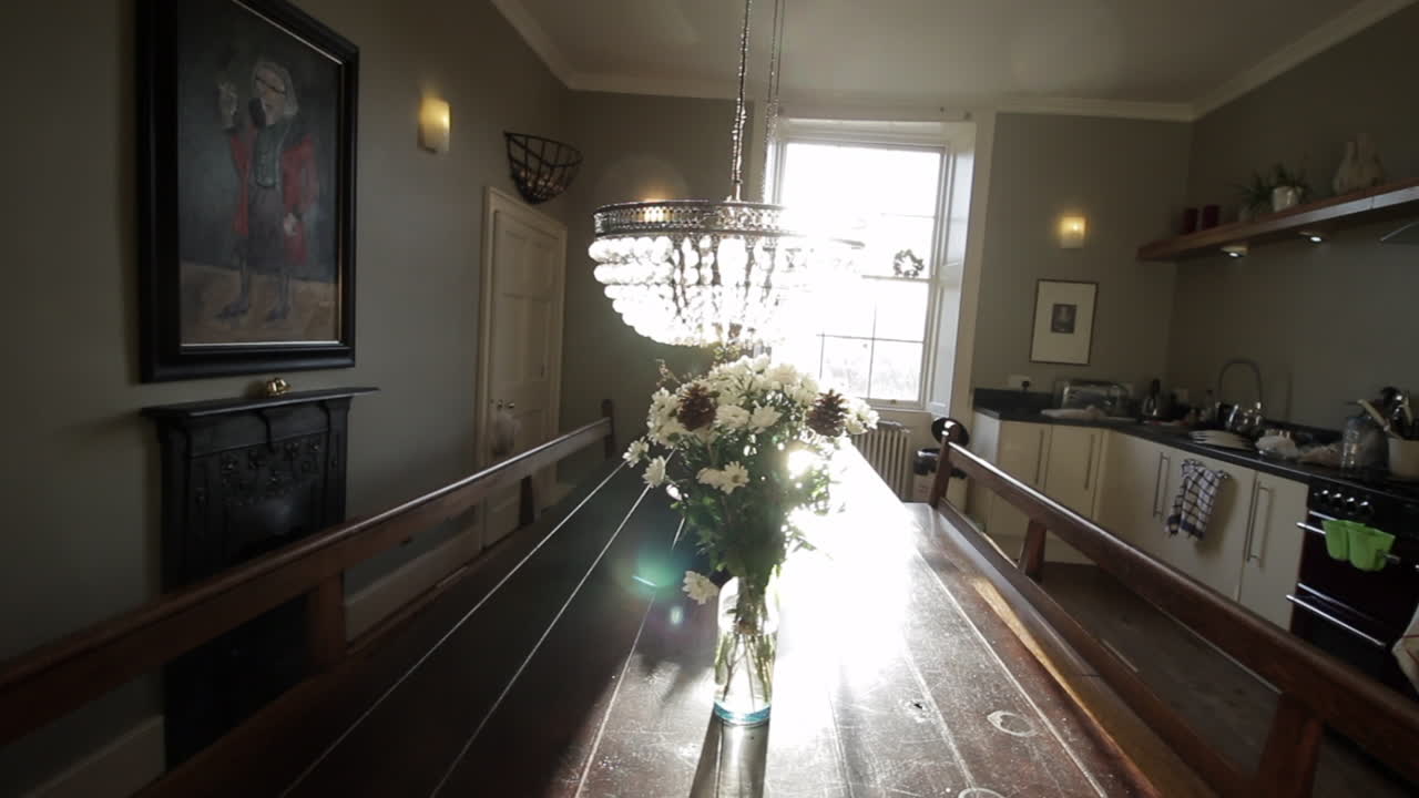 크리스탈 펜던트 조명이 있는 대형 주방 연회 테이블