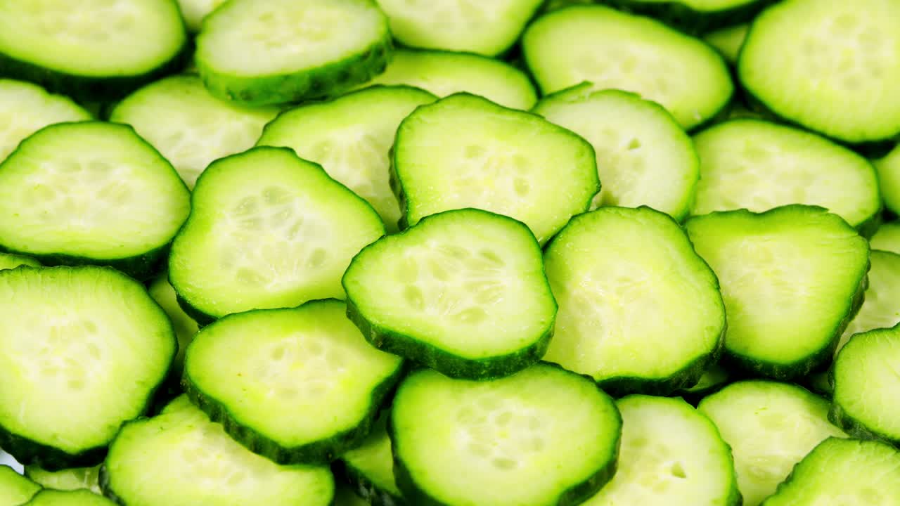 신선한 호박의 둥근 조각. 위쪽 전망, 천천히 아래로 기울어